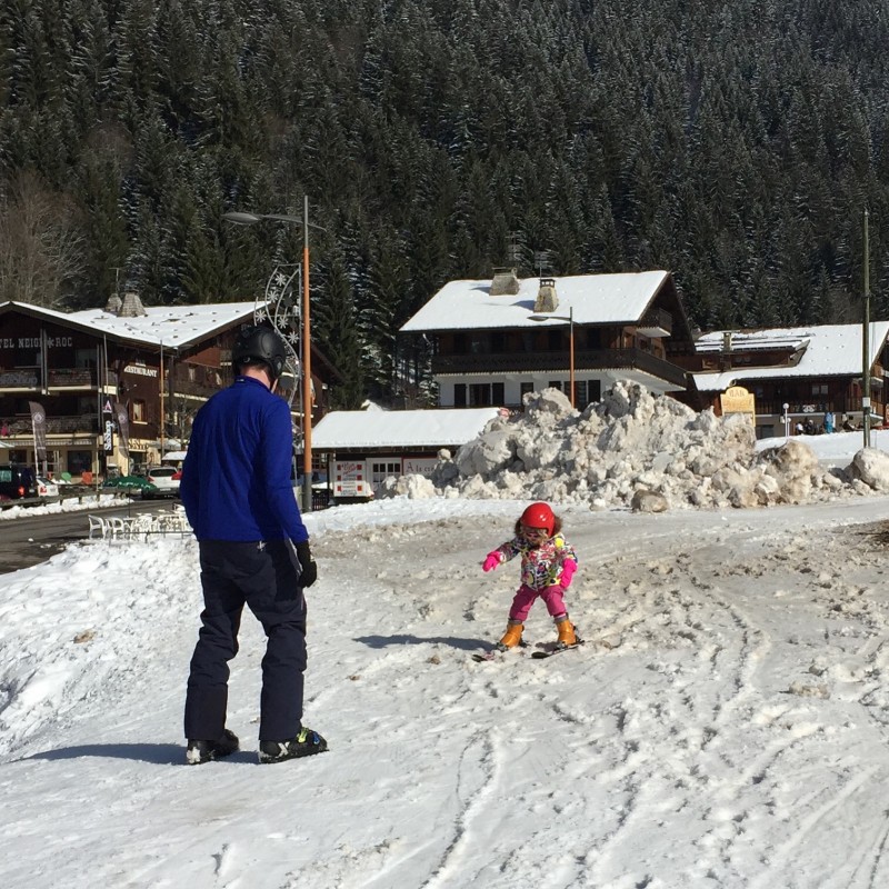 Wander Dad teaches Mrs T how to ski in the French Alps