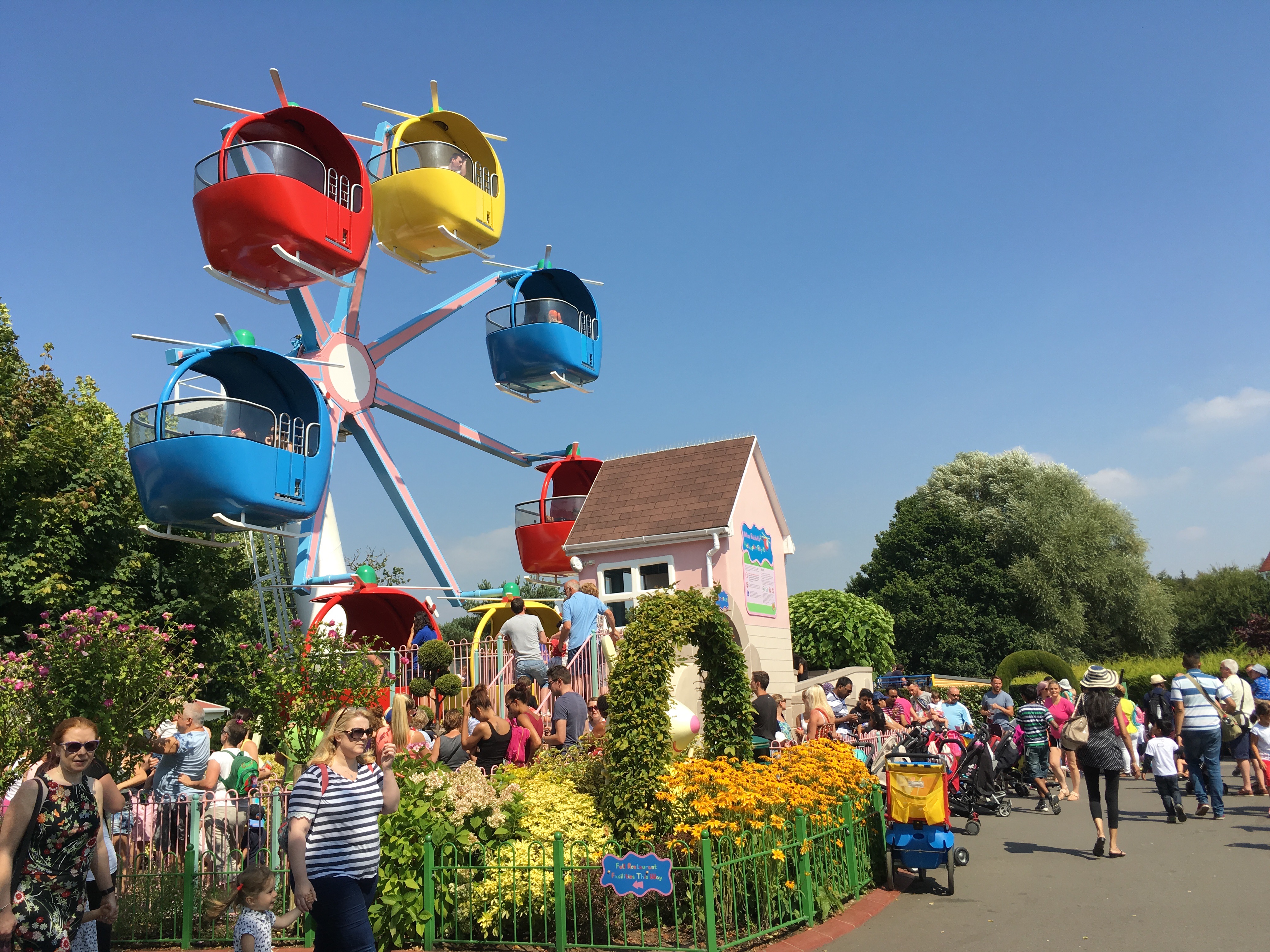 Miss Rabbit's Helicopter Flight at Peppa Pig World