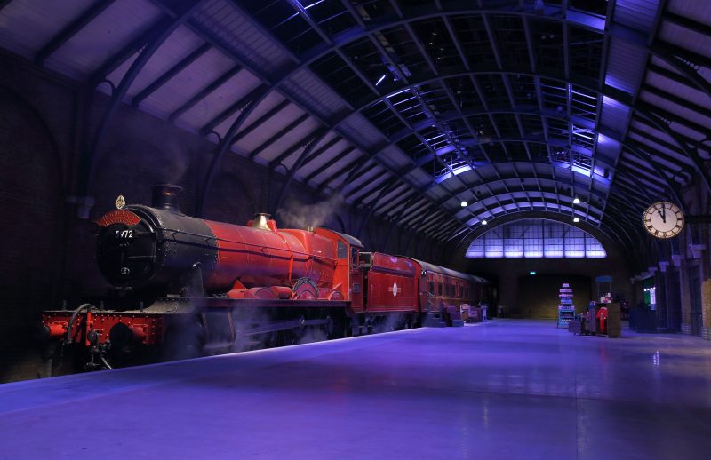 Hogwarts Express And Platform 9 3/4: TM & © Warner Bros. Entertainment Inc. Harry Potter Publishing Rights © JKR.